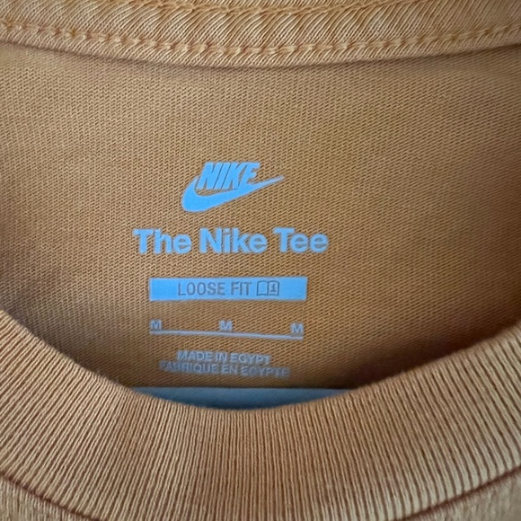 Women’s Nike tee size medium - Picture 3 of 3